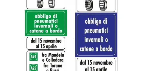 Segnali stradali indicano l'obbligo gomme invernali o catene a bordo dal 15 novembre al 15 aprile.