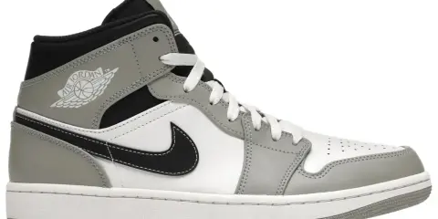 Szary i biały but sportowy, przypominający jordan 1 fake, z czarnym logo i sznurówkami.