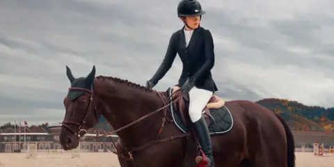 Ochrona głowy w jeździectwie: Kask, który ratuje życie. Jak wybrać?
