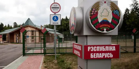 Granica Białorusi. Znak "Rzeczpospolita Białoruś" i godło kraju. Ruch bezwizowy Białoruś ułatwia podróżowanie.