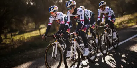 Kolarze BORA-hansgrohe w akcji podczas Giro d'Italia, skupieni na drodze, gotowi na wyzwania.
