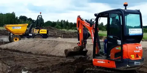 Ile kosztuje minikoparka? Ceny, wynajem, leasing i ukryte koszty.