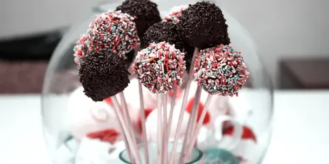 Kolorowe cake pops w czekoladzie i posypce, idealne na imprezę. Przepis na cake pops jest prosty!