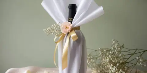 Jak kreatywnie zapakować wino na prezent? Pomysły DIY i EKO