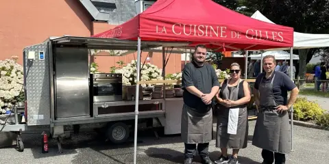 L'équipe de la timonerie Saint-Malo, sous la tente rouge "La Cuisine de Gilles", prépare de bons plats.