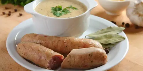 Jak zrobić białą kiełbasę w domu – prosty przepis krok po kroku