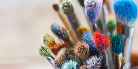 Bunte Pinsel, die darauf warten, wieder weich zu werden und neue Kunstwerke zu schaffen.