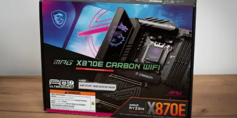 Pudełko płyty głównej MSI MAG X870E CARBON WIFI, gotowej na procesory AMD RYZEN™ 9000, idealne dla entuzjastów komputerów z procesorami Ryzen 3000.
