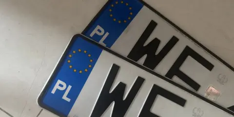 Dwie polskie tablice rejestracyjne z literami "WE". Nieprzerejestrowanie samochodu grozi karą.