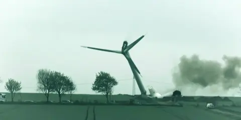 Umgestürzte Windkraftanlage mit Rauch. Ein trauriges Ende für die Windenergie MV.