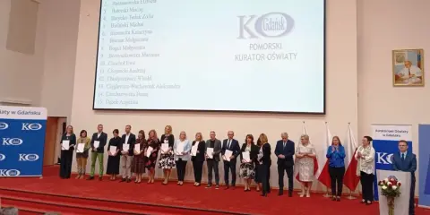 Ile wynosi nagroda kuratora oświaty? Odkryj jej wartość i zasady