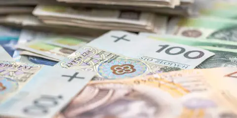 Stos banknotów 100 złotych. Taka stawka godzinowa to marzenie przy umowie zlecenie.