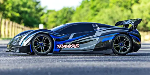 Ein extrem schnelles RC-Auto mit blau-silbernem Design, das aussieht wie das teuerste RC-Auto der Welt, steht auf Asphalt.