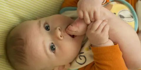 5-miesięczne dziecko odkrywa swoje ciało, wkładając stópkę do buzi. To fascynujące, co potrafi 5 miesięczne dziecko!