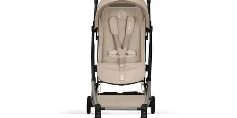 Elegancki, beżowy wózek Cybex Orfeo z pięciopunktowymi pasami bezpieczeństwa i wygodnym siedziskiem. Idealny na spacery.