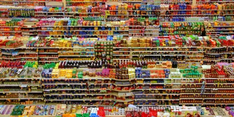 Pełne półki sklepu spożywczego, gdzie usługi merchandisingowe zapewniają idealne ułożenie produktów.