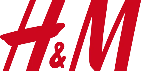 Logo H&M rosso su sfondo nero. Il significato di H&M è "Hennes & Mauritz", un brand di moda globale.