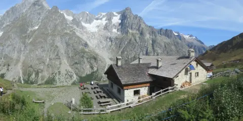Rifugi in Piemonte facili da raggiungere, con vista su imponenti montagne innevate. Un luogo ideale per una pausa rilassante.