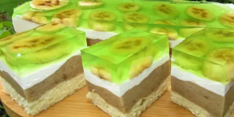Warstwowy deser z biszkoptem, kremem, bananami i galaretką. Pyszne wilgotne ciasto bananowe z owocami.