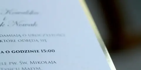 Zawiadomienie o ślubie Kowalskich i Nowaków. Uroczystość odbędzie się o godzinie 15:00 w kościele pw. Św. Mikołaja w Tyncu Małym.