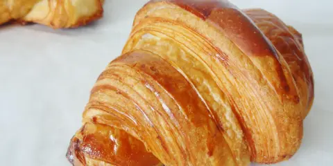 Croissants dorés et feuilletés, parfaits pour une recette pâte à croissant meilleur pâtissier.