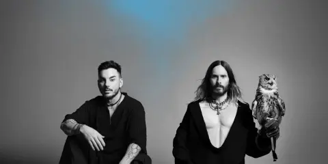 Medlemmar av Thirty Seconds to Mars, Jared Leto med en uggla på armen och Shannon Leto.