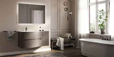 Elegancka łazienka z podwieszaną szafką, wanną i oświetleniem. Świetny pomysł na łazienkę w nowoczesnym stylu.