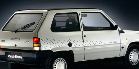 La Fiat Panda Elettra, un'icona ecologica, sfoggia un design distintivo con strisce colorate sul fianco.