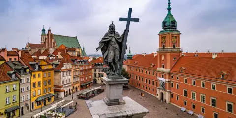 Pomnik Zygmunta III Wazy i Zamek Królewski na Starym Mieście. To jedne z fajnych miejsc w Warszawie, które warto zobaczyć.