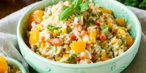 Erfrischender Reissalat mit Orangenstücken, Paprika und Kräutern. Ein leichtes und leckeres Reissalat Rezept für warme Tage.