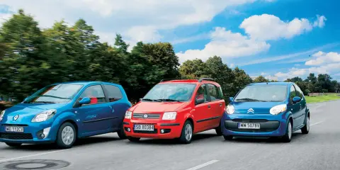 Trzy małe samochody jadące obok siebie: niebieski Renault Twingo, czerwony Fiat Panda 1.1 (ile oleju potrzebuje do silnika?) i niebieski Citroen C1.