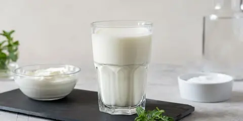 Erfrischender Ayran: Joghurt, Milch, Salz und Minze – so einfach lässt sich Ayran selber machen.