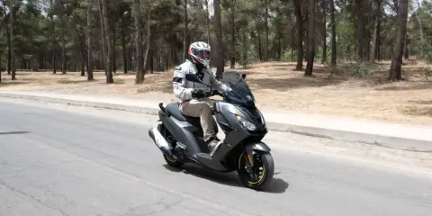 Hombre conduce moto Peugeot, ideal para conducir moto sin carnet A2.