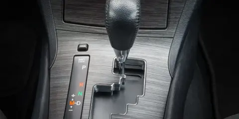 Dźwignia automatycznej skrzyni biegów Tiptronic w samochodzie. Widoczne oznaczenia P, R, N, M-D.
