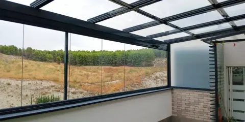 Vidrios de seguridad transparentes en un cerramiento, que permiten disfrutar del paisaje.