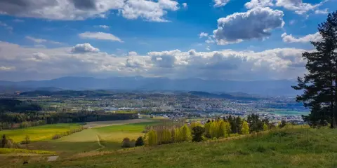 Widok na Jelenia Górę z góry szybowcowej. Jak dojechać? Piękne krajobrazy, pola i góry w oddali.