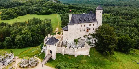 Zamek w Bobolicach, malowniczo położony na skale, otoczony lasami. Ciekawostki o jego historii i architekturze przyciągają turystów.