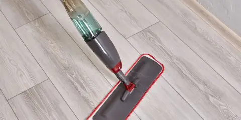 Mop ze spryskiwaczem czyszczący panele podłogowe.
