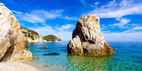 Scogliera imponente su un mare cristallino, un angolo di paradiso che sembra vicino a Firenze per la sua bellezza.