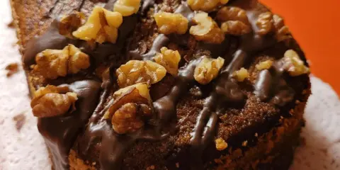 Ein Stück vom besten Walnusskuchen, übergossen mit Schokolade und garniert mit knackigen Walnüssen. Ein Genuss für jeden Kuchenliebhaber!