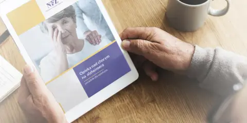 Opieka nad chorym na alzheimera, gdy przestaje chodzić, wymaga wsparcia. Poradnik dla opiekuna na tablecie.
