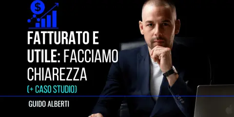 Uomo in giacca blu, con testo "FATTURATO E UTILE: FACCIAMO CHIAREZZA" e un grafico che indica il ricavo, significato di crescita.