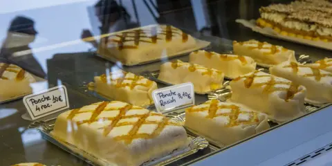 Ponche segoviano, un postre típico de Segovia, cubierto de mazapán y decorado con un glaseado de huevo y azúcar.
