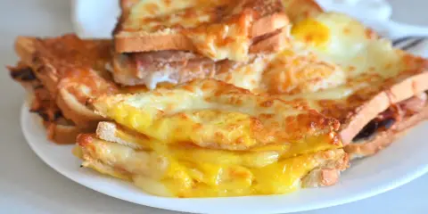Toast filanti in friggitrice ad aria, con formaggio fuso e un uovo.