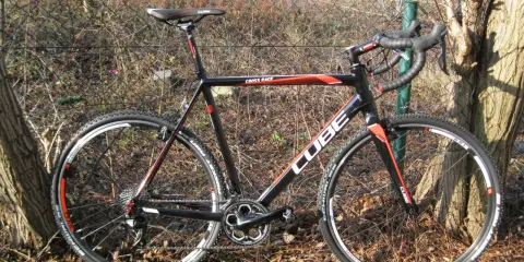 Schwarzes Cube Cross Race Rennrad mit roten Akzenten, bereit für jedes Abenteuer.