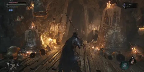 Rycerz w mrocznym lochu, otoczony dzwonami i świecami, przygotowuje się do walki. Klimat jak z gry Darkest Dungeon 2.