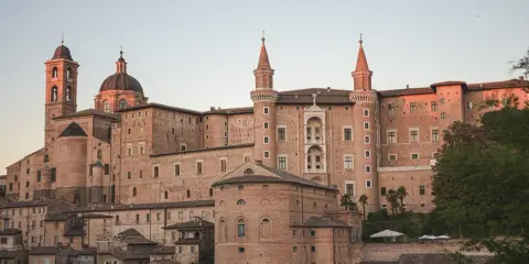 Palazzo Ducale di Urbino, uno dei borghi centro Italia da visitare, domina il paesaggio con la sua imponenza.