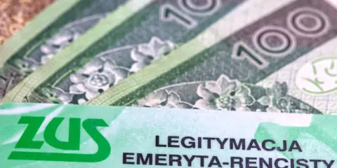 ZUS to Zakład Ubezpieczeń Społecznych. Na zdjęciu widać legitymację emeryta-rencisty oraz banknoty 100 zł.