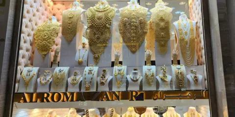 Dubaj lotnisko: Co kupić? Złoto, perfumy, daktyle jak oszczędzić?