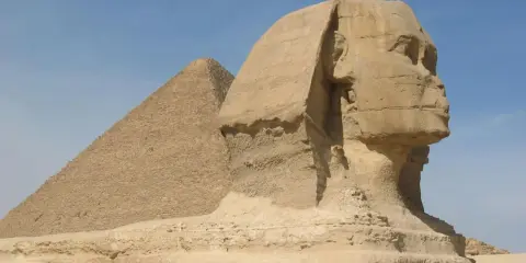 Sfinks och pyramid i Egypten. En resa hit kan vara en bra idé efter att ha tagit sitt vaccin.